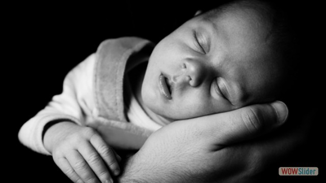 sleeping_baby_on_a_hand_199952